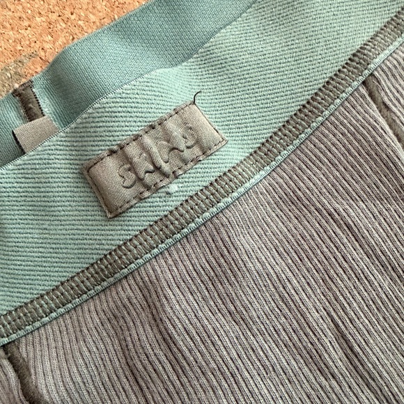SKIMS Ribbed Shorts - Picture 4 of 4